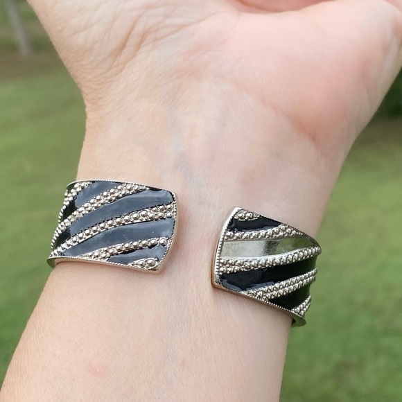 Zebra striped fashion cuff watch Black enamel with marcasite japan movement - Picture 12 of 13